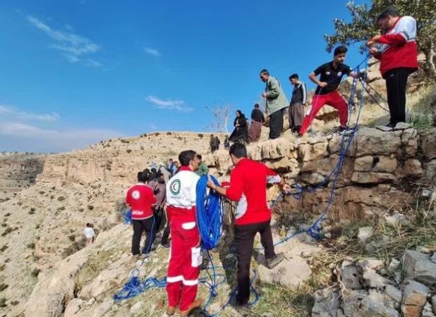 نجات فرد گرفتار شده در دیواره ارتفاعات سرپل‌ذهاب توسط هلال احمر