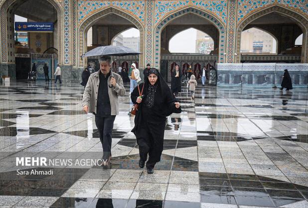 یک روز بارانی در حرم مطهر امام رضا(ع)