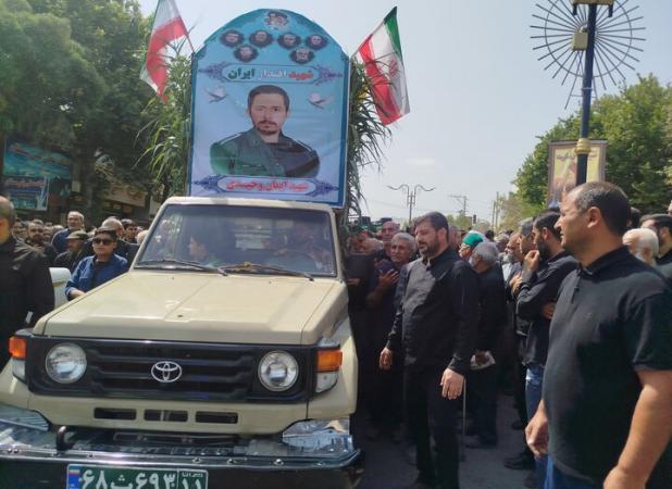 تشیع پیکر شهید ایمان وحیدی‌بر روی دستان مردم در شهر آشخانه