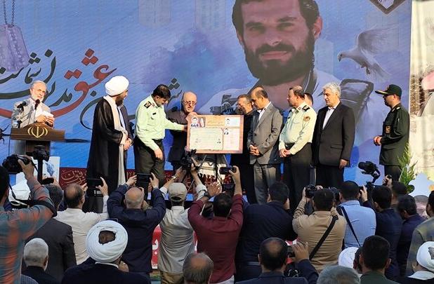 تصاویری از اهدای شناسنامه نمادین به خانواده شهید «حسن عشوری»