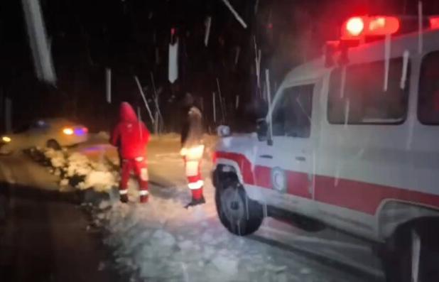 امدادرسانی به مسافران در گردنه مایین بلاغ