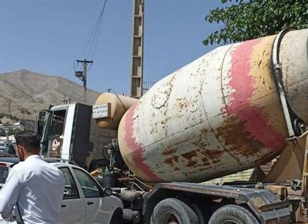 برخورد میکسر بتن با ۳ خودرو و یک ساختمان در سعادت‌آباد