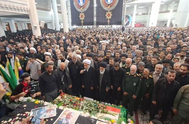 اقامه نماز بر پیکر سردار شهید غلامحسین غیب پرور