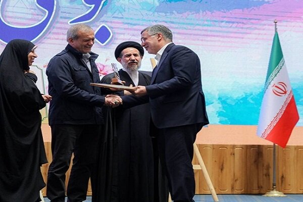 تقدیر از وزیر بهداشت در سومین رویداد جایزه ملی جوانی جمعیت