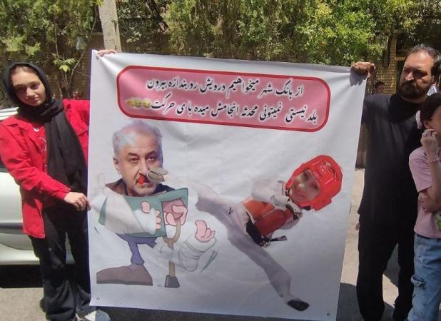 بنر هوادار پرسپولیس علیه درویش جلب توجه کرد