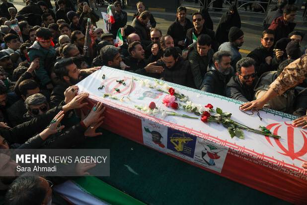 پیکر مطهر جانباز شهید در آغوش مردم مشهد