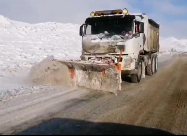 عملیات برف روبی و شن و نمک پاشی در محور بردسکن - سبزوار