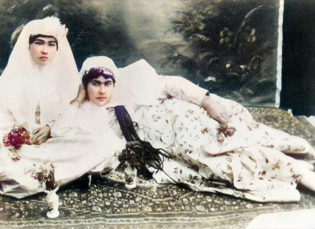 سنگ قبر دختر ناصرالدین شاه در بهشت زهرای تهران