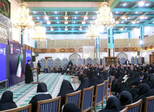 خون شهدا از جامعه ما جهل زدایی می‌کند
