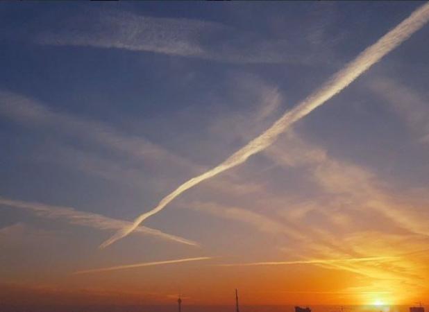 ماجرای خطوط دود عجیب در آسمان تهران چیست؟