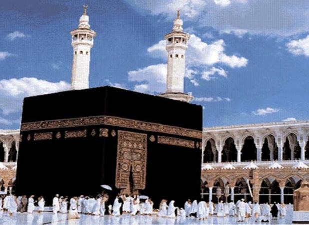 بررسی ساخت و بازسازی‌های کعبه در ادوار مختلف