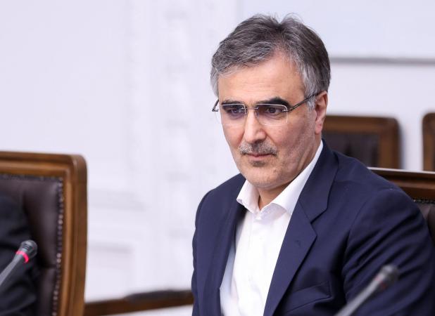 حمایت قاطع رئیس کل بانک مرکزی از مدنی زاده