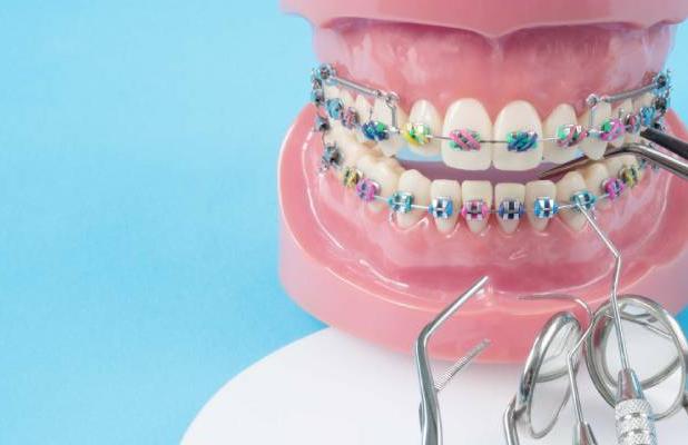 چگونه ارتودنسی به بهبود عملکرد جویدن و سلامت لثه کمک می‌کند؟