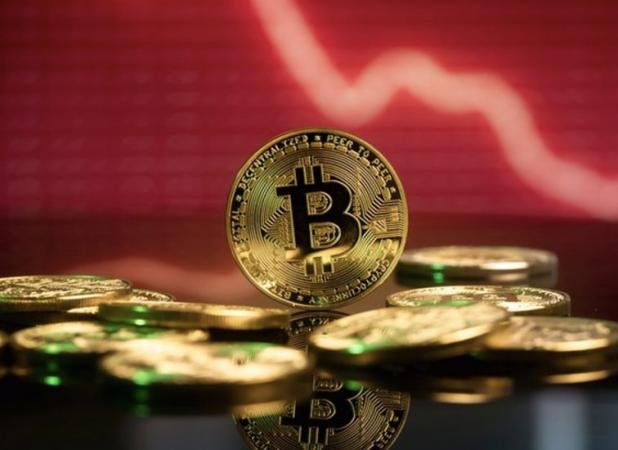 سقوط بیت‌کوین پس از ثبت رکورد ۱۲۴ هزار دلار