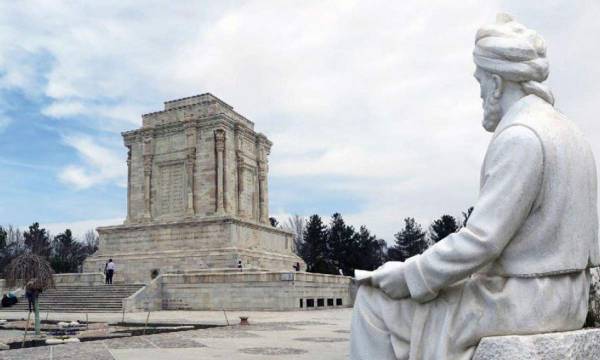 خطاطی یک بیت از شاهنامه در میدان فردوسی