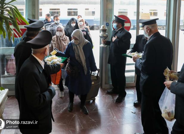 استقبال خادمان از زائران در ورودی های شهر مشهد