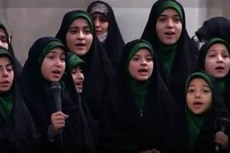 هم‌خوانی گروه سرود دختران در حضور رهبر انقلاب+فیلم