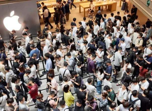 مردم در فروشگاه های اپل صف بستند!