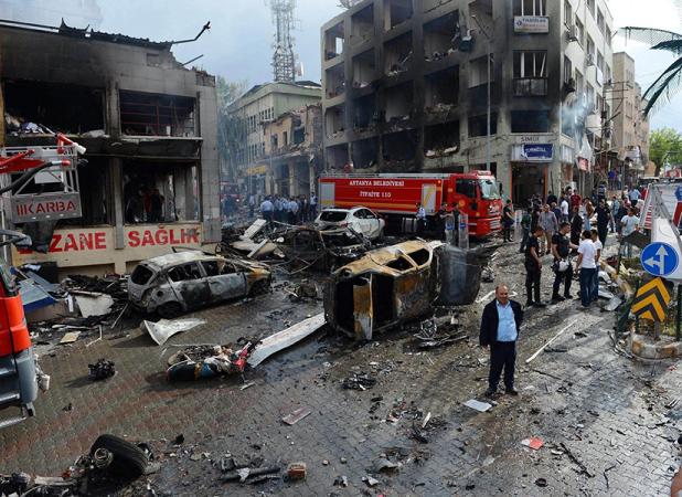 فرار مردم و توریست ها درپی انفجار مهیب در استانبول+فیلم