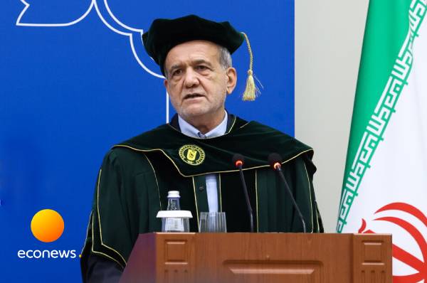 ژست‌های جالب پزشکیان در لباس دکترای افتخاری