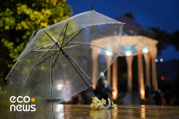 نوای برگ‌ها و قطره‌های باران در آرامگاه حافظ+فیلم