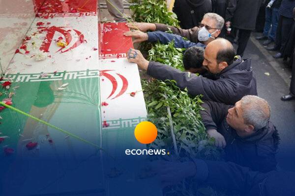 پیکرهای لالهای وطن بر دوش مردم تهران رسید