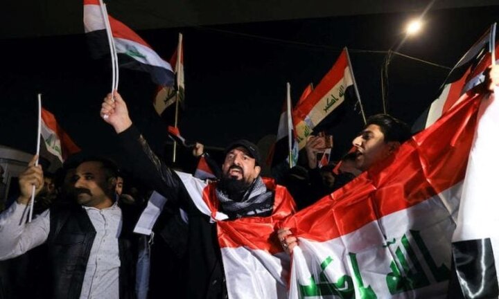 عراقی‌ها عکس ترامپ و پرچم آمریکا را به آتش کشیدند 