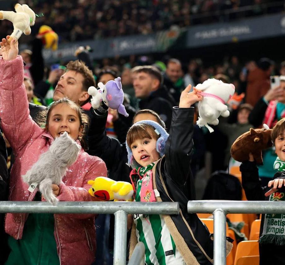 زمین فوتبال زیر باران عروسک‌ها در آستانه کریسمس