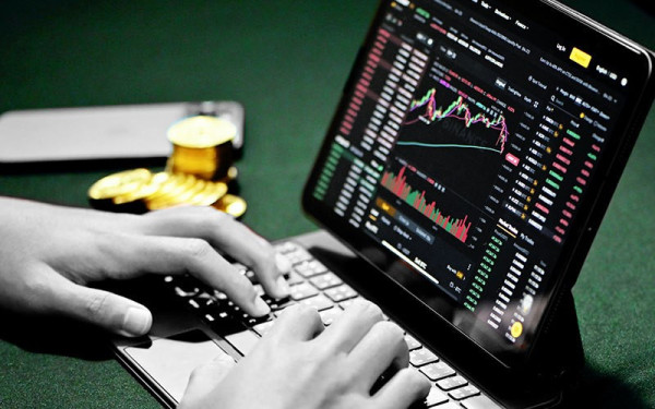 آیا کسب سود تضمینی با سرمایهگذاری دربورس امکانپذیر است؟