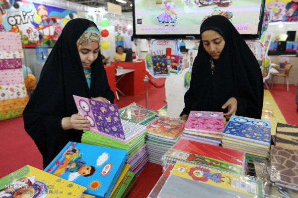 استقبال دانشآموزان از لوازمالتحریر ایرانی و اسلامی