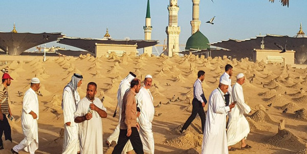 روضهخوانی حجاج ایرانی پشت نردههای بقیع + فیلم