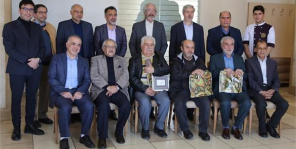 هنرمندان بین مسئولان و هنر آشتی ایجاد کنند