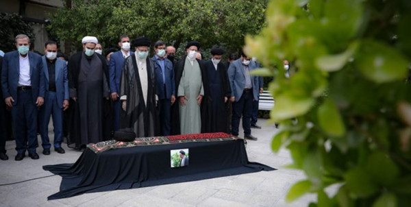 اقامه نماز رهبر انقلاب بر پیکر حجت الاسلام دعایی