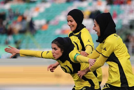 دستمزد فوتبالیستهای زن یک دهم بازیکنان مرد نیست