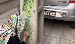 این بانوی مهربان رنگ زندگی  بر در و دیوار محله می‌پاشد 