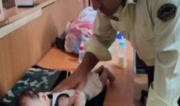 افسر پلیس خرم‌آبادی نوزاد ۳ ماهه را از مرگ نجات داد