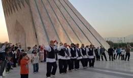 اجرای ویژه برنامه‌های هفته تهران در میدان آزادی