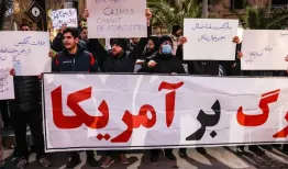 پلاکارد تجمع‌کنندگان مقابل سفارت انگلیس