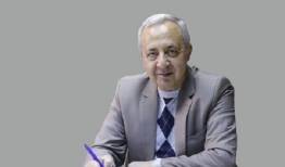 امروز یا نوه‌داری می‌کنم یا در میان هزاران کتاب نخوانده‌ام می‌گردم