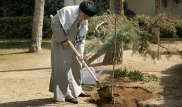 کاشت نهال به یاد رهبر شهید امت در همدان