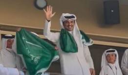 امیر قطر با پرچم عربستان در ورزشگاه
