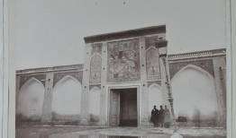 سردر کاخ گلستان در سالن بدنسازی!