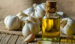 ۸ خاصیت روغن سیر بر پوست و مو
