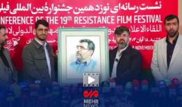 بوسه فرزند شهید محمود باقری بر تابلوی نقاشی پدرش