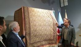 مرد ایستاده در سنگ نگاره ساسانی بزرگ زاده بوده است