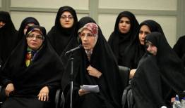 افتاد دانه دانه‌ اشکم به دامنش؛ نزدیک بودم این همه آیا به فاطمه؟
