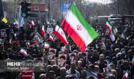قیام مردم اصفهان در سوگ رهبر شهید در میدان انقلاب