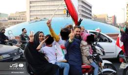 خانواده پرجمعیت ایرانی در جشن پیروزی