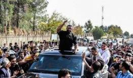 ادای احترام هادی چوپان به پرچم ایران از پنت‌هاوس لاکچری