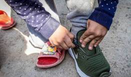 توزیع ۱۶۰۰ جفت کفش مهربانی بین دانش‌آموزان بی‌بضاعت اسدآباد